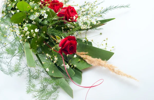 stock image Beautifully arranged bouquet of roses and white flowers