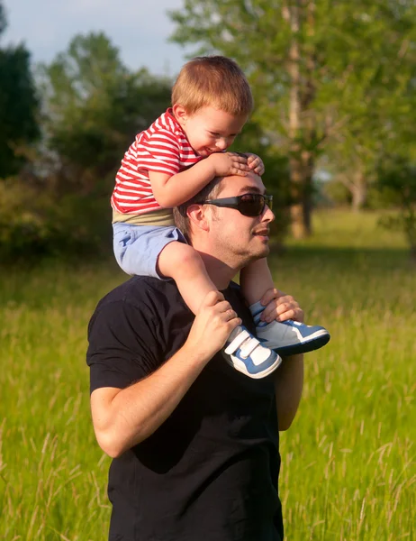 Far och son ha roligt utomhus på vacker vårdag — Stockfoto
