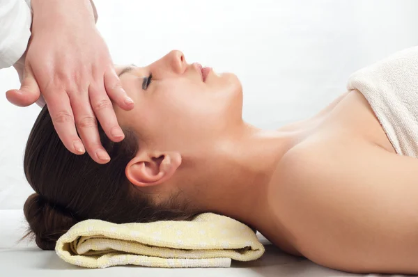 Jovens mulheres bonitas recebendo uma massagem facial no salão de massagem — Fotografia de Stock