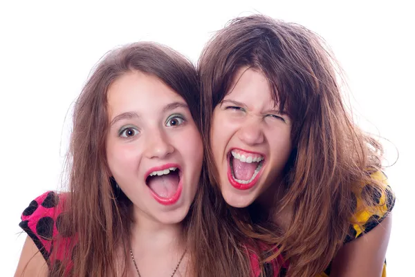 Dvě krásné šťastné dospívající dívky křikem izolované na bílém — Stock fotografie
