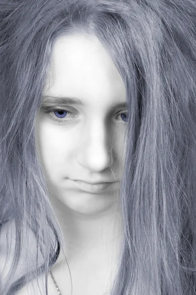 Красивая грустная девочка-подросток с бледным лицом, голубыми волосами и голубыми глазами — стоковое фото