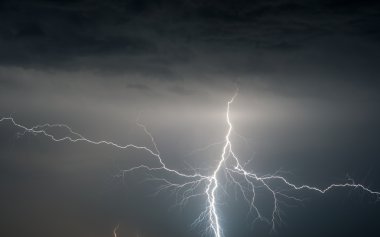 Gök gürültüsü, Lightning'ler ve yağmur getiren büyük fırtına