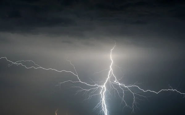 천둥, 번개와 비 큰 폭풍 — 스톡 사진