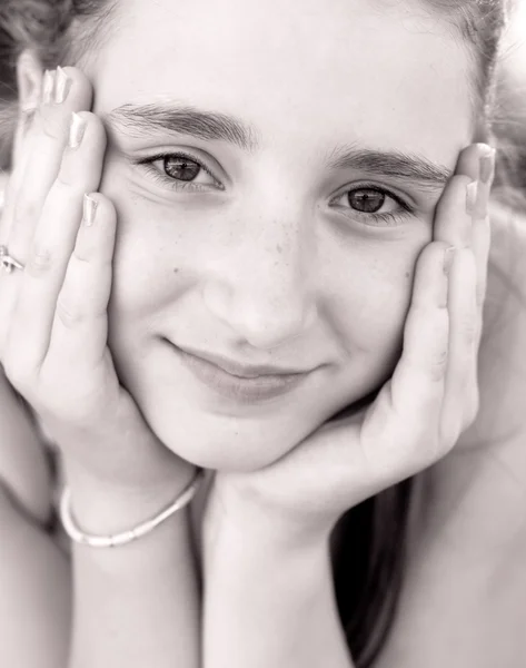 Närbild porträtt av den vackra tonårsflicka — Stockfoto