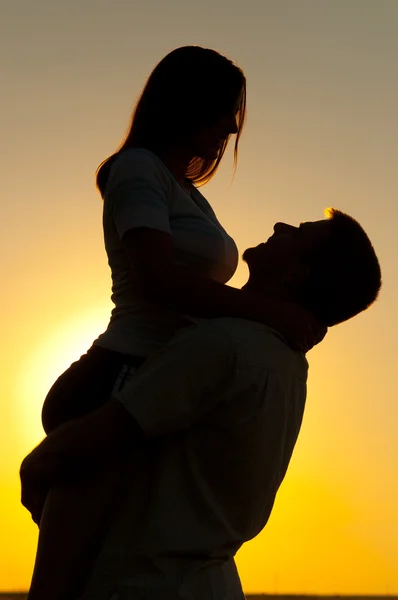 对年轻夫妇在爱在阳光灿烂的夏天一天 silhouettes — 图库照片
