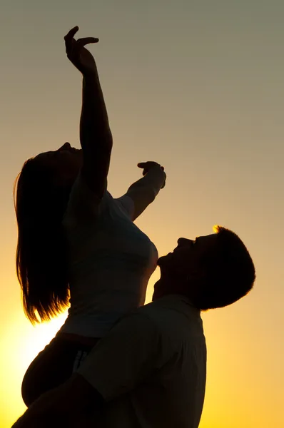 Silhouette di giovani coppie innamorate nella soleggiata giornata estiva — Foto Stock