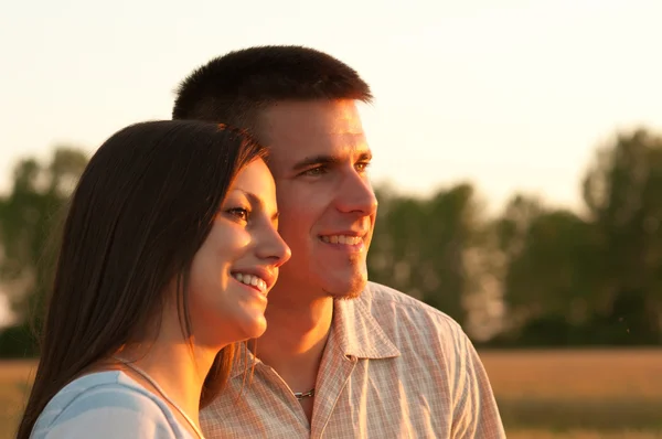 对年轻夫妇在阳光灿烂的夏天天性质 — 图库照片