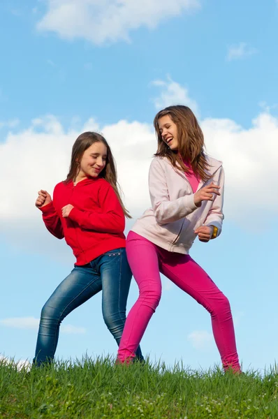 Två tonårsflickor har roligt utomhus solig vårdag — Stockfoto