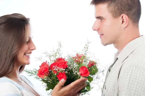 Homem dando buquê de flores para sua namorada isolado em branco — Fotografia de Stock