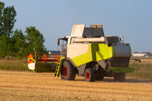 Cosechadora combinar de pie en el campo agrícola en el soleado día de verano — Foto de Stock