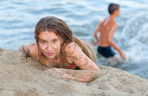 Güzel genç kız yaz aylarında kumsalda eğleniyor. — Stok fotoğraf
