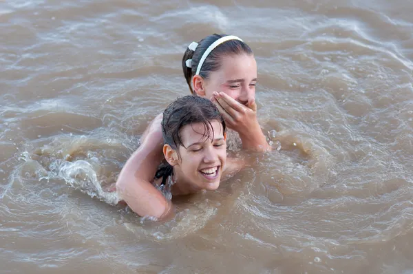 Zwei schöne Teenager Mädchen haben Spaß im Fluss — Stockfoto