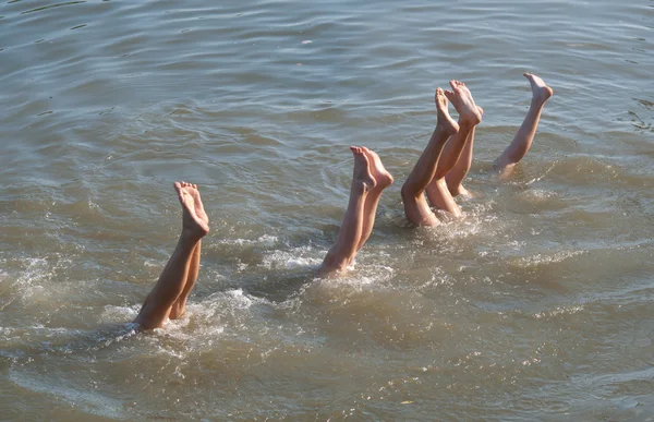 Tonåringar ben upp och ner i floden på solig sommardag — Stockfoto