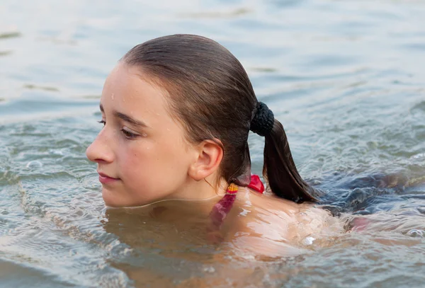 Menina adolescente bonito nadando no rio — Fotografia de Stock