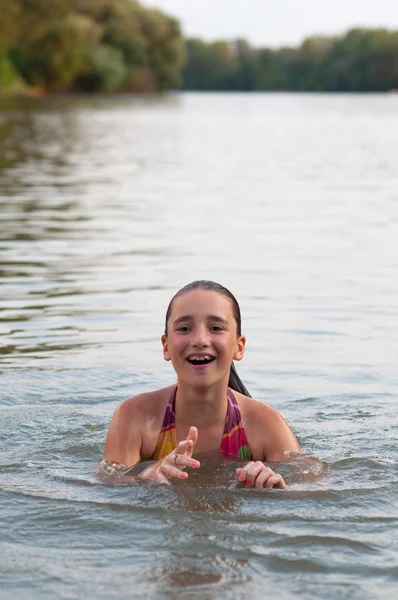 Menina adolescente feliz bonito se divertindo no rio — Fotografia de Stock