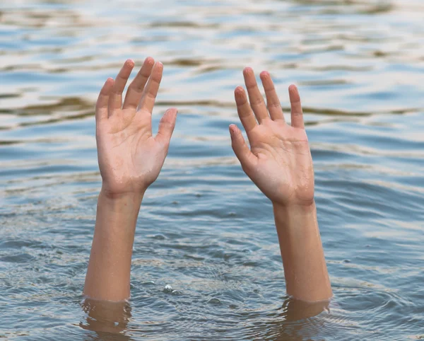 女的手在水中 — 图库照片