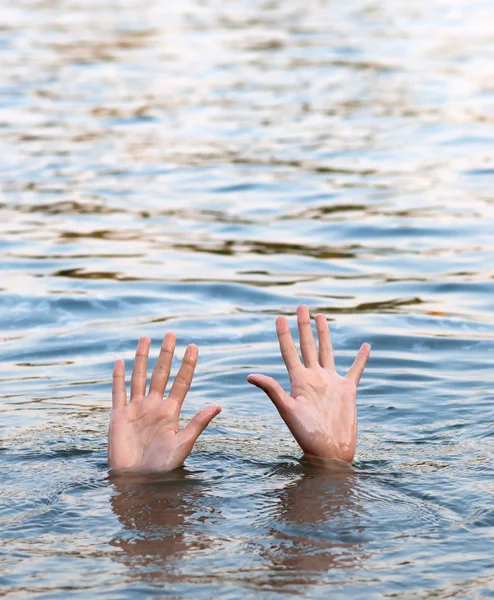 女从水表面伸出的手 — 图库照片