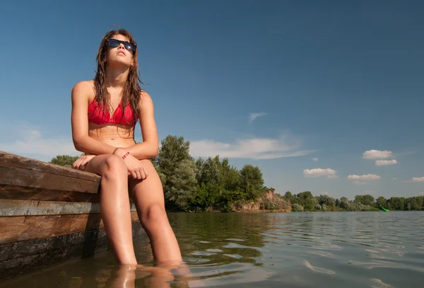 Menina adolescente bonito banhos de sol no barco no dia ensolarado de verão — Fotografia de Stock