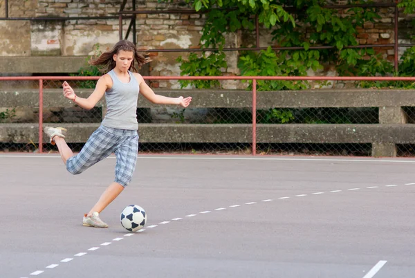 Jolie adolescente jouant au football — Photo