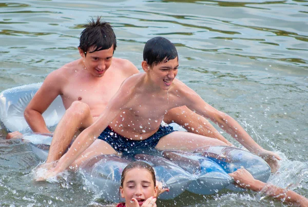 Los amigos adolescentes se divierten en el agua en el hermoso día de verano — Foto de Stock