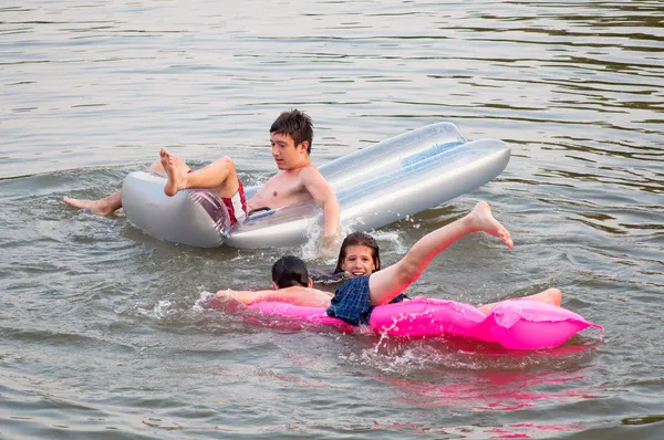 Los amigos adolescentes se divierten en el agua en el hermoso día de verano . — Foto de Stock
