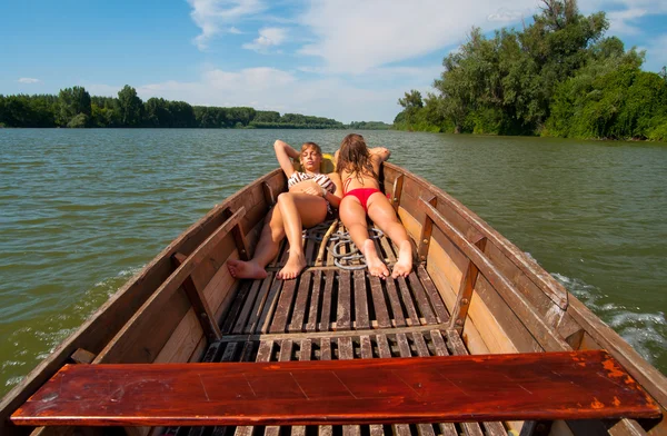 Meninas adolescentes bonitos tomar banho de sol no barco no dia ensolarado de verão — Fotografia de Stock