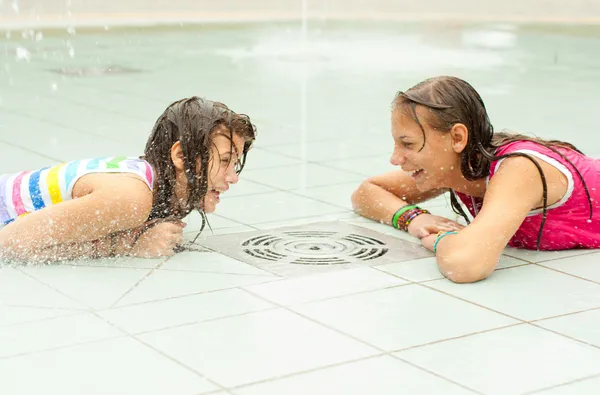 Nastoletnie dziewczyny zabawy w miastach wody fontanny na gorące letnie dni — Zdjęcie stockowe