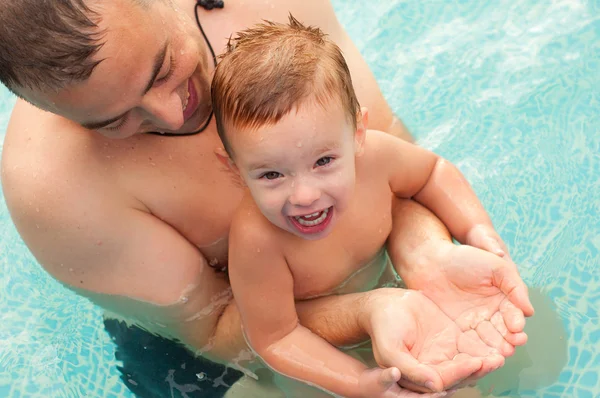 Πατέρας και γιος διασκεδάζοντας στην πισίνα, όμορφη καλοκαιρινή μέρα — Φωτογραφία Αρχείου