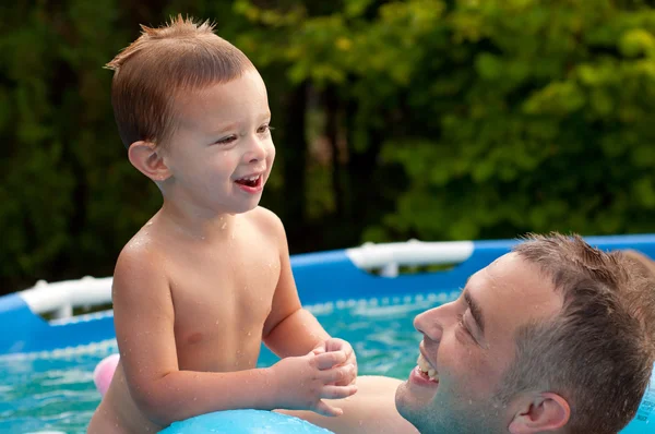 美しい夏の日、スイミング プールで楽しんで父子 — ストック写真