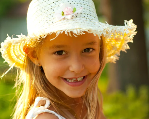 Açık gün güneşli yaz sevimli genç kız portresi — Stok fotoğraf