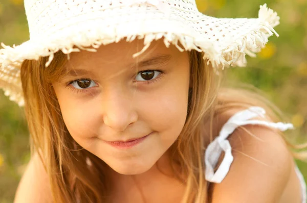 Retrato al aire libre de linda adolescente en el soleado día de verano —  Fotos de Stock