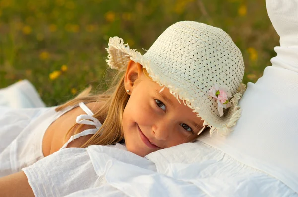 かわいい女の子彼女の母のラップで日当たりの良い夏の日の彼女の頭をかかっています。 — ストック写真