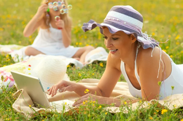 Mother and daughter having fun in the nature on sunny summer day — Stock Photo, Image