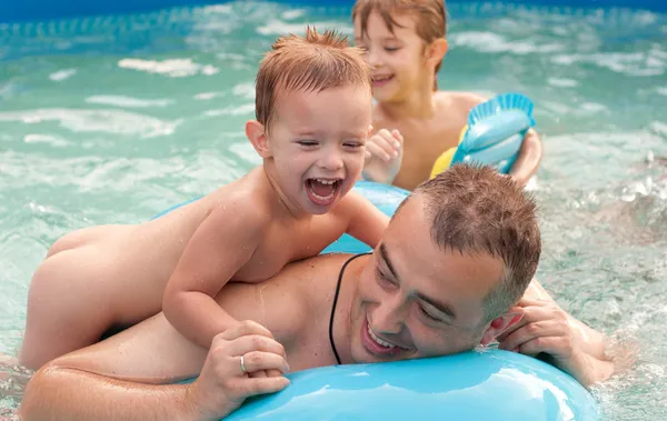 Ojca i jego dzieci, zabawy w basenie na piękny letni dzień — Zdjęcie stockowe