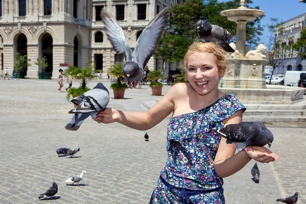 Güvercinler Havana'da kadınla — Stok fotoğraf