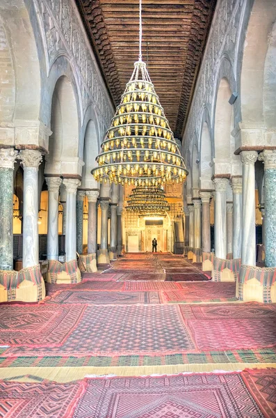 Kairouan의 큰 모스크의 내부 — 스톡 사진