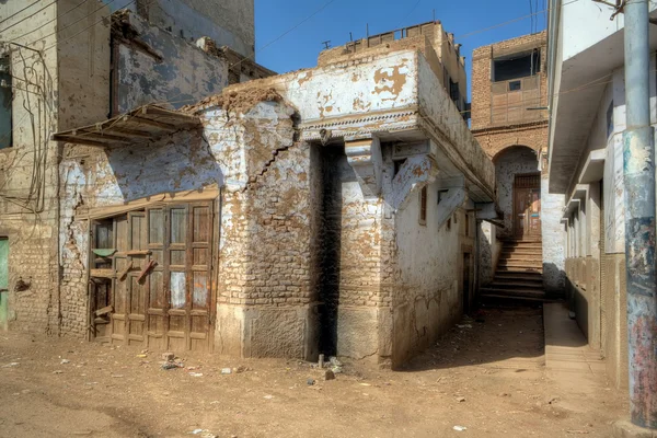 Case fatiscenti del villaggio egiziano — Foto Stock