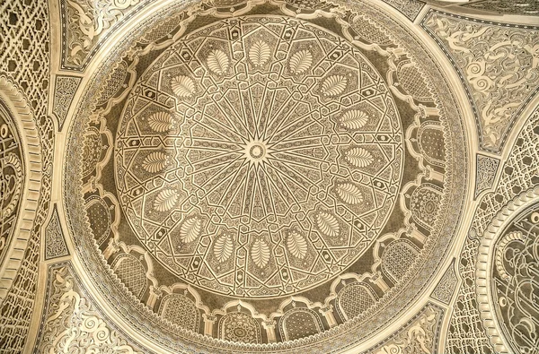 Schöne Decke der Moschee des Friseurs in Kairouan — Stockfoto
