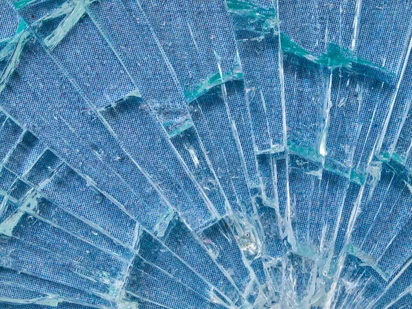 Prasklé sklo makro s nebesky modré vzorované pozadí — Stock fotografie