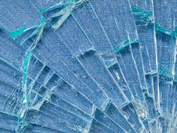 裂纹玻璃宏与天空蓝色带图案的背景 — 图库照片