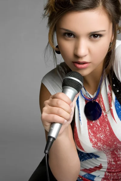 Microfone cantando menina — Fotografia de Stock