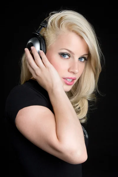 Blond tjej bär hörlurar — Stockfoto