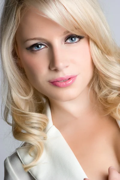 Belle femme blonde visage gros plan — Photo