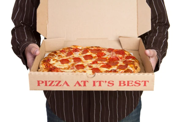 Adam tutarak pizza — Stok fotoğraf