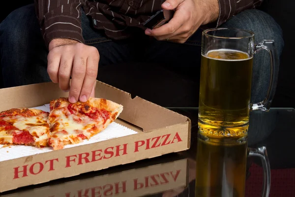 Pizza e Birra Uomo — Foto Stock