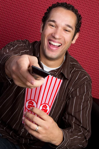 Popcorn man tittar på tv — Stockfoto