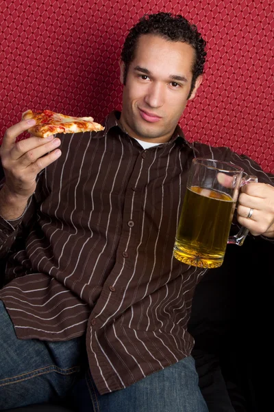 Pizza és sör ember — Stock Fotó