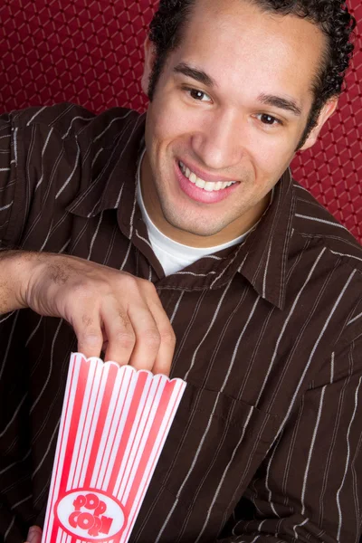 Man eten popcorn — Stockfoto