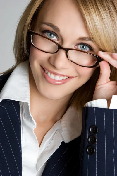 Kvinna bär glasögon — Stockfoto