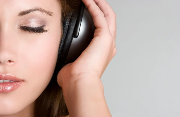 Muziek luisteren meisje — Stok fotoğraf